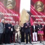Лауреаты премии Людвига Нобеля на церемонии открытия памятника российскому промышленнику и меценату